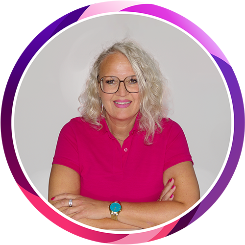 Nathalie Sander in Gravitech-farbenem Shirt